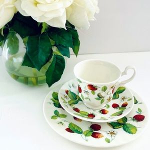 Roy Kirkham 2000 Alpine Strawberry set includes teacup, Saucer & luncheon plate